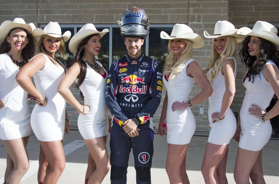 Tutto pronto ad Austin per il GP degli Usa: le grid girl sono come da tradizione in divisa da cow-girl. Ecco Sebastian Vettel in ottima compagnia. Afp